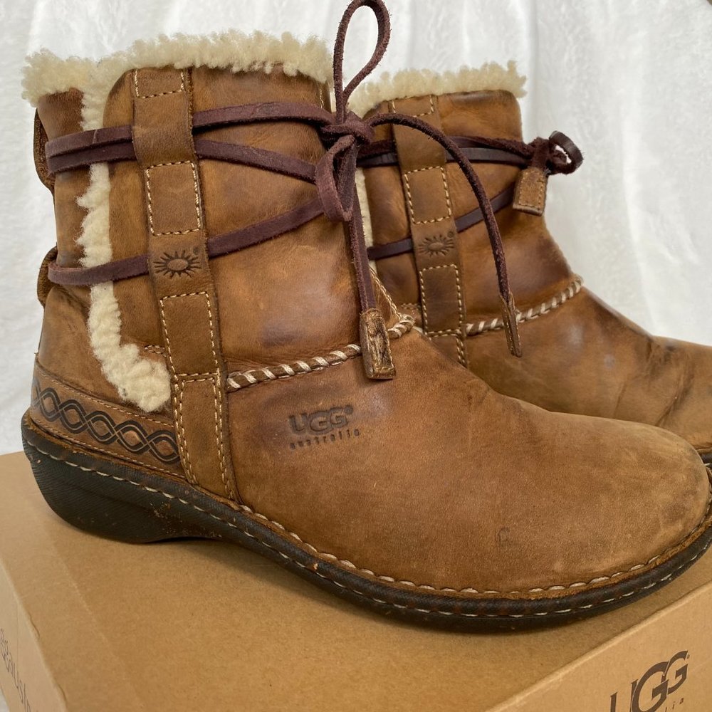 EUC UGG Australia Cove 5136 Boots